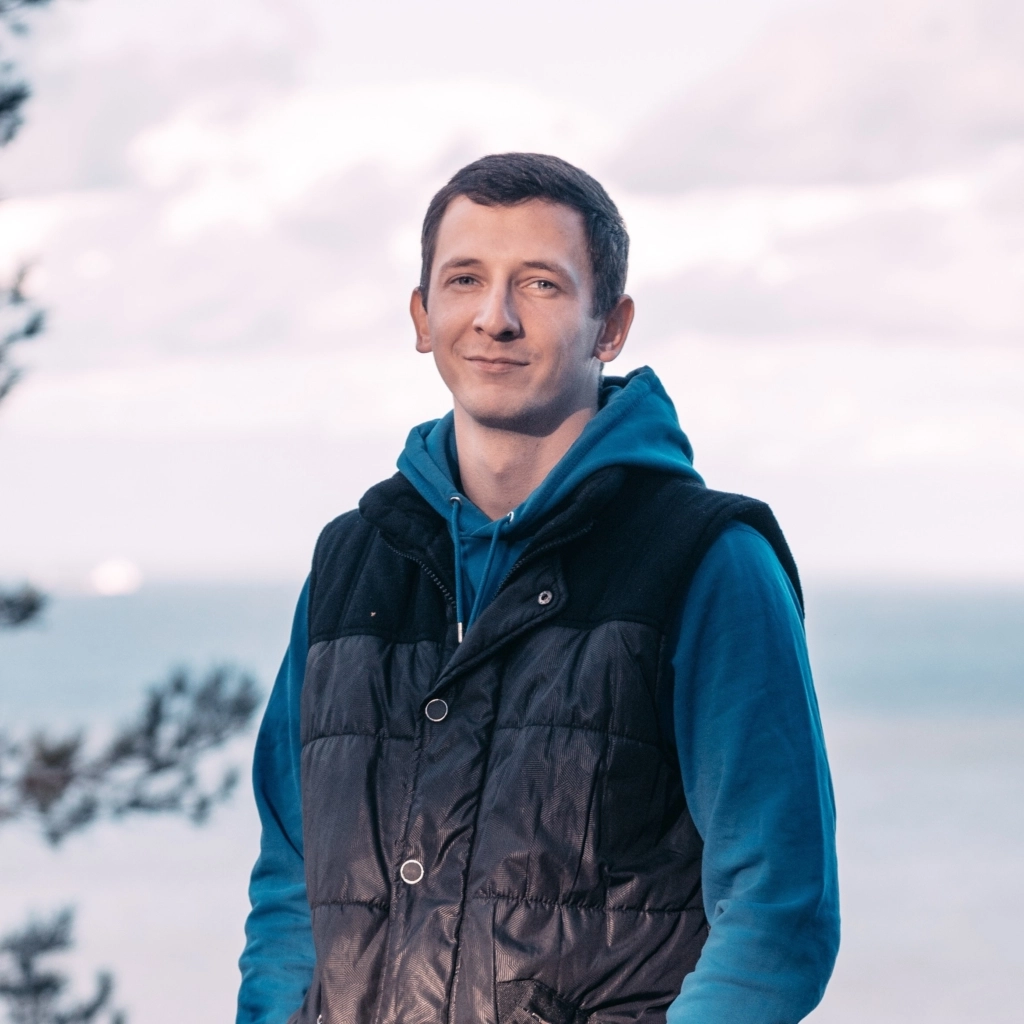 portrait-smiling-man-standing-sea-against-sky